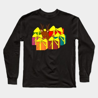 Cute reindeer hiding behind Christmas gifts Long Sleeve T-Shirt